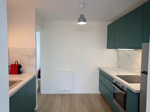 Réfrigérateur, micro-ondes, four, plaque de cuisson