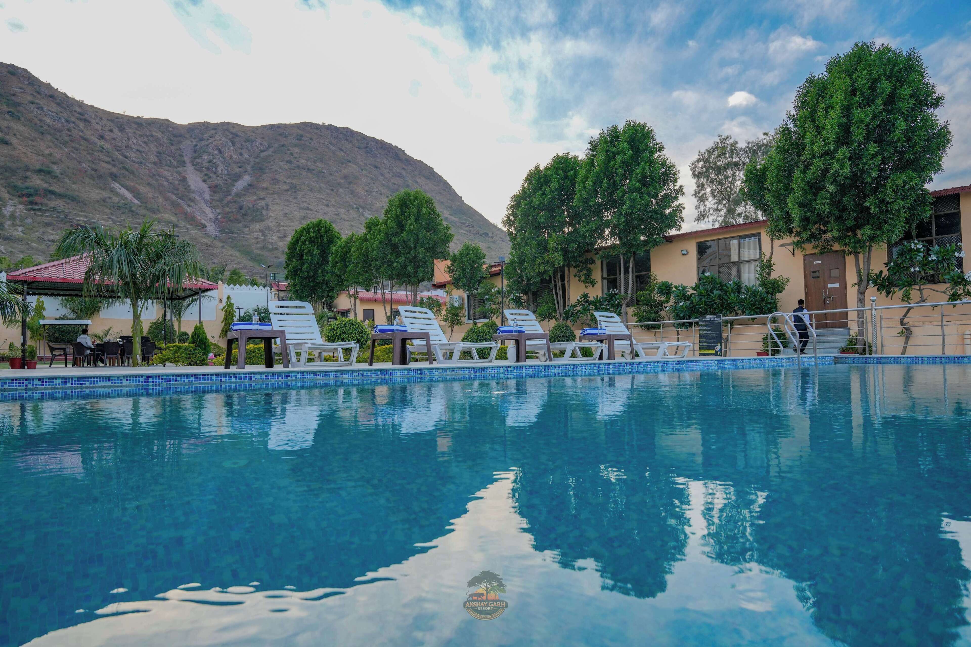 Una piscina al aire libre