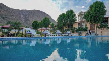 Una piscina al aire libre