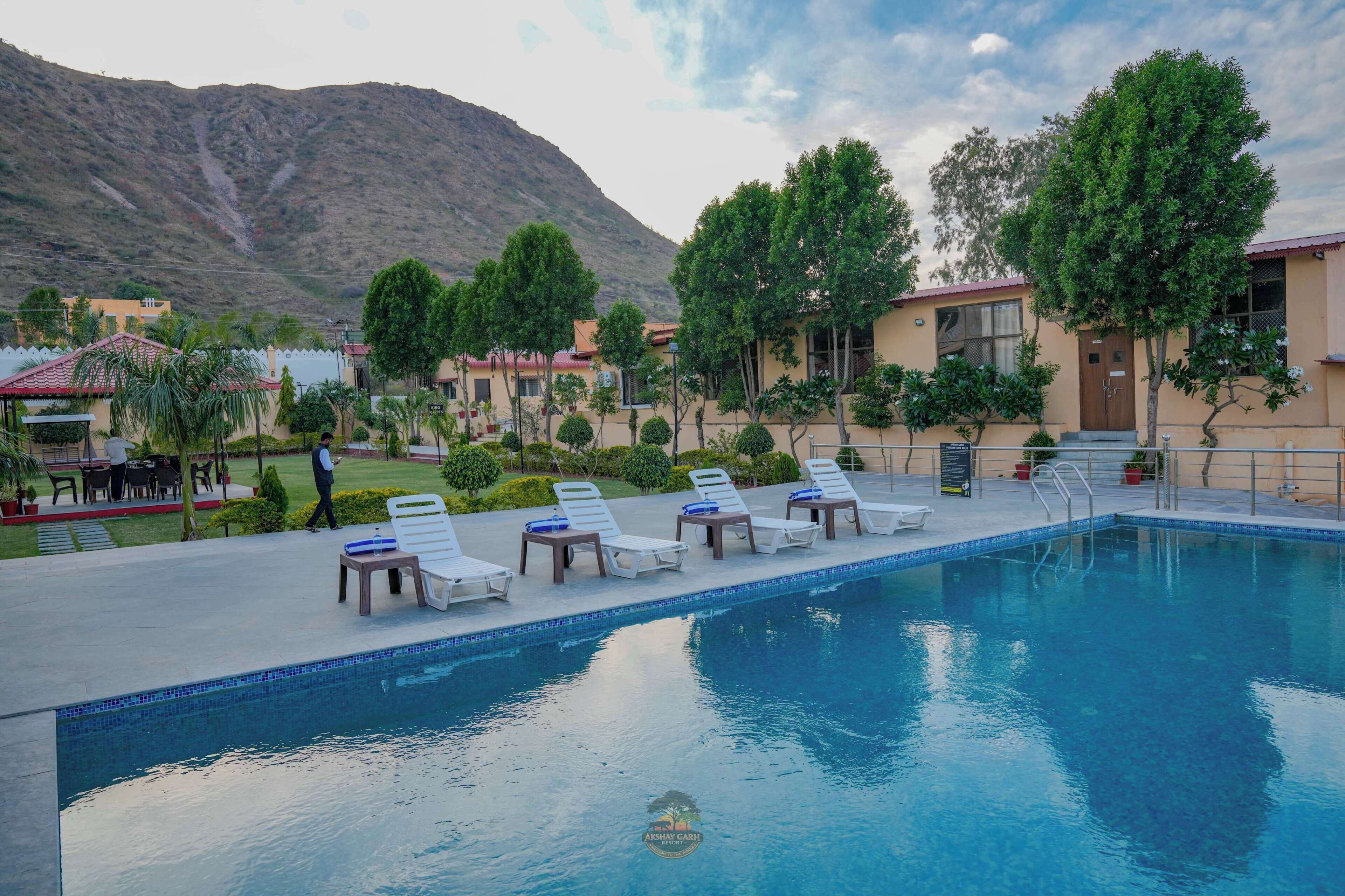 Una piscina al aire libre