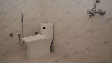 Quarto casal luxo | Banheiro | Chinelos