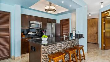 Køleskab, mikrobølgeovn, ovn, kogeplade