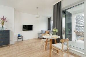 Studio, Balcony | Living area