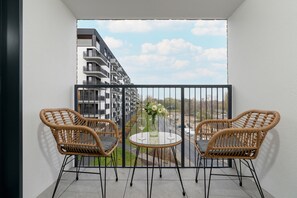 Balcony - Gray Cosy Studio in Poznań by Renters (Poznan)