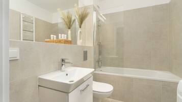 Handtücher, Seife, Shampoo, Toilettenpapier