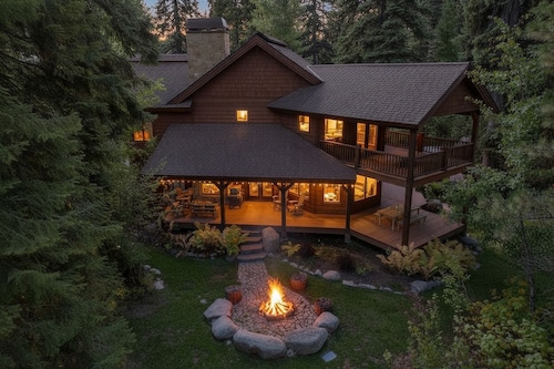 A True Tamarack Ski Lodge for Groups Who Stay Together