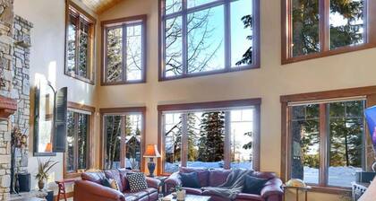 George Bush Estate @ Tamarack Resort: Mountaintop Retreat | Hot Tub