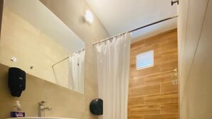 Een badkamer met een wastafel, toilet en douche.