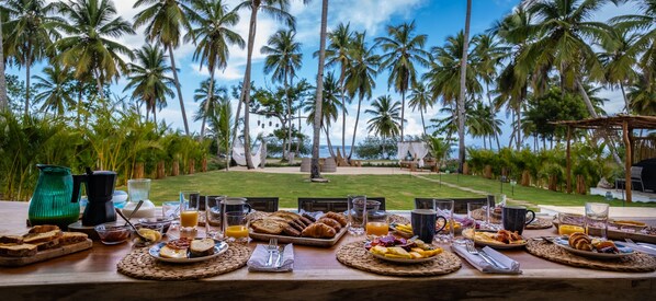 Outdoor dining - Enjoy our luxurious family-sized village and private beach in the paradise in DR (Las Terrenas)