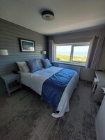 全景双人房 | 高档床上用品、客房内保险箱、熨斗/熨板、床单