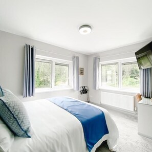 Premium bedding, in-room safe, iron/ironing board, bed sheets - South Sands Hotel (Weston-super-Mare)