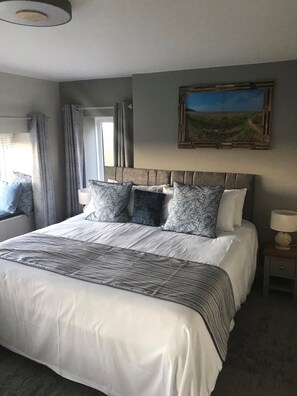 Premium bedding, in-room safe, iron/ironing board, bed sheets - South Sands Hotel (Weston-super-Mare)