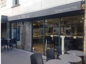 Outdoor dining - Ligne RER C Proche Paris (Asnières-sur-Seine)