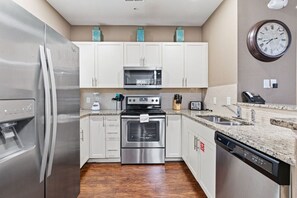 Fridge, microwave, oven, stovetop - Amazing 4bdr house near Disney (Kissimmee)