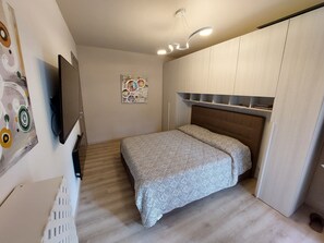 2 habitaciones, tabla de planchar con plancha, wifi y ropa de cama 