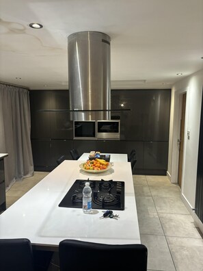 House, Multiple Beds | Private kitchen | Fridge, microwave, oven, electric kettle - Beautiful 3-bed House in Grimsby (Grimsby)