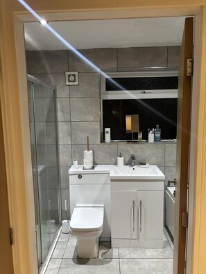 Maison, plusieurs lits | Salle de bain