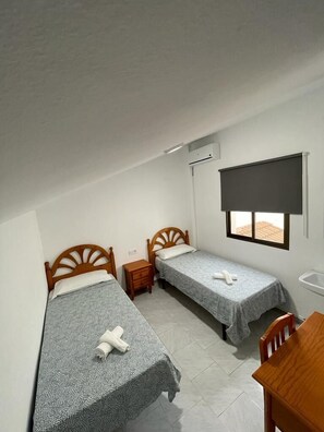 Basic Twin Room | Free WiFi, bed sheets - Hostal La Campiña (Ronda)