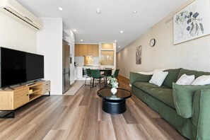 TV, offices - 2BR CBD Apt. Swimming Pool/Sauna/SPA/CBD (Adelaide)
