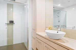 Dusche, Haartrockner, Handtücher