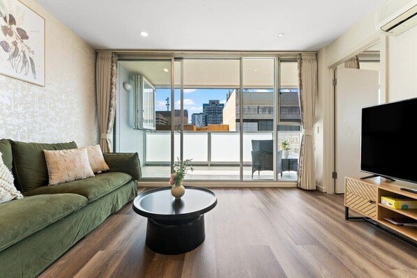 Televisión y oficina 