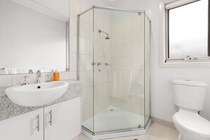 Shower, hair dryer, soap, shampoo - 3BR Townhouse 7km to Chadstone (Ashwood)