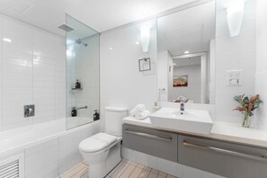 Dusj, hårføner og håndklær