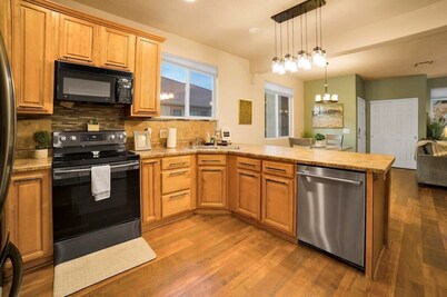 Mesquite 2BR Townhome with Pool & Gym Access