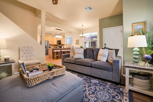 Mesquite 2BR Townhome with Pool & Gym Access