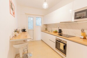 Kjøleskap, mikrobølgeovn, ovn og kokeplater