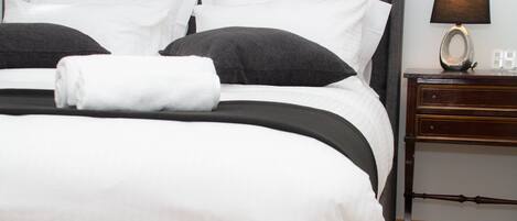 2 室のベッドルーム、セーフティボックス (室内)、デスク、アイロン / アイロン台