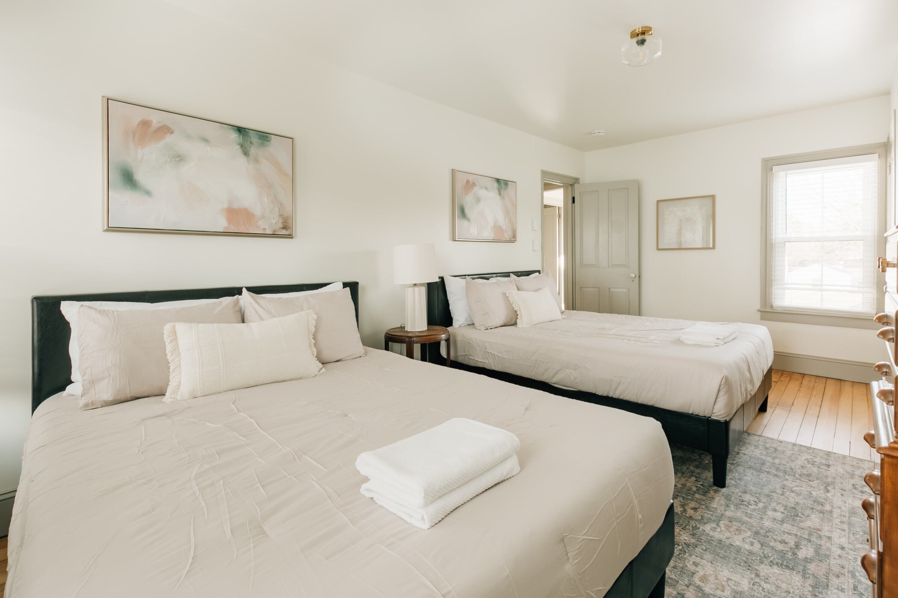 3 dormitoris, planxa i posts de planxar, un bressol de viatge i wifi 