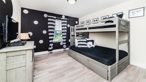 4 bedrooms, iron/ironing board, WiFi, bed sheets