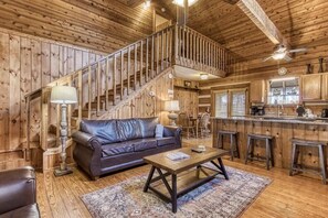 Smart TV, fireplace, table football - Adorable 2BR log cabin with hot tub and foosball! (Sevierville)