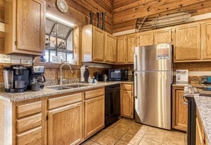 Kylskåp, mikrovågsugn, ugn och spishäll