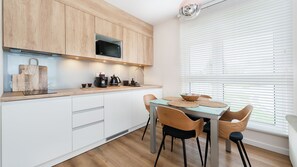 Deluxe-Apartment (45) | Eigene Kochnische | Kühlschrank, Herdplatte, Wasserkocher, Kochgeschirr/Geschirr/Besteck