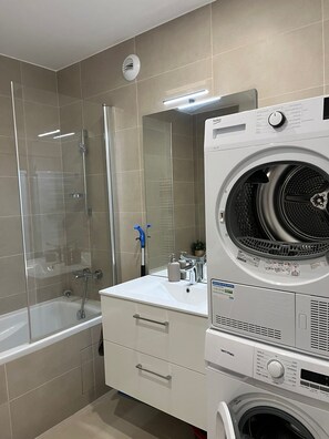 Bidet, towels, soap, shampoo - Joli Appartement 2 Pièces à Boulogne (Boulogne-Billancourt)