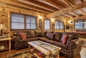 Smart TV, fireplace, video games - Bridgewood Cabin, Hot Tub, FREE Attraction tickets, WIFI!!! (Sevierville)