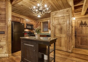 Fridge, microwave, dishwasher, coffee/tea maker - Bridgewood Cabin, Hot Tub, FREE Attraction tickets, WIFI!!! (Sevierville)