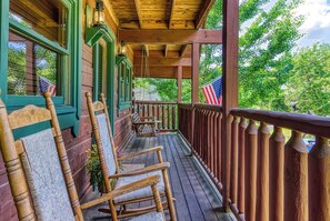 Terrace/patio - Bridgewood Cabin, Hot Tub, FREE Attraction tickets, WIFI!!! (Sevierville)