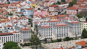 A densely packed urban area with a mix of modern and traditional buildings, featuring a prominent square with a central monument. - Apartamento 73 com Terraço (Lisbon)