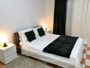 1 chambre, fer et planche à repasser