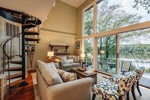 テレビ、書斎 / ワークスペース