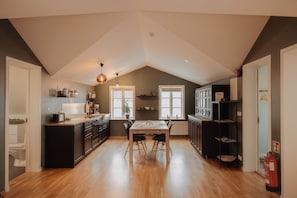 Yksityinen keittiö | Leivänpaahdin, syöttötuoli, kahvimylly