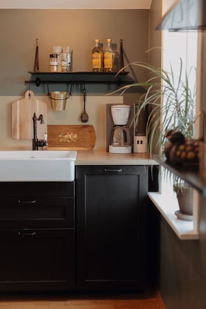 Deluxe-ullakkohuoneisto | Yksityinen keittiö | Leivänpaahdin, syöttötuoli, kahvimylly