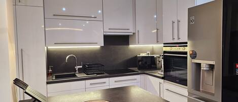 Jääkaappi, mikroaaltouuni, uuni, kahvin-/teenkeitin