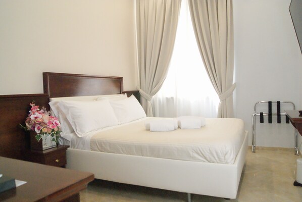 Premium bedding, down duvets, pillow-top beds, minibar - Esposizione Boutique (Rome)