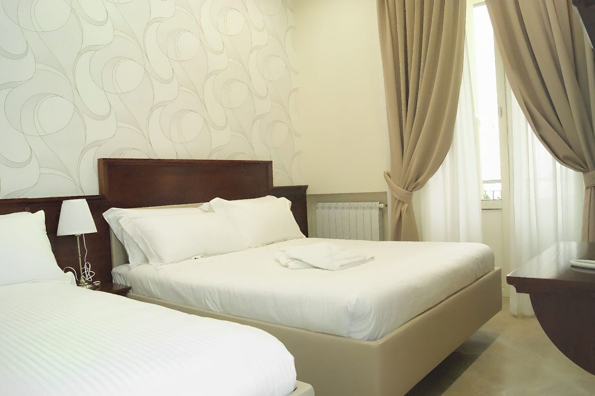 Driepersoonskamer, balkon | Luxe beddengoed, donzen dekbedden, pillowtop-bedden, een minibar