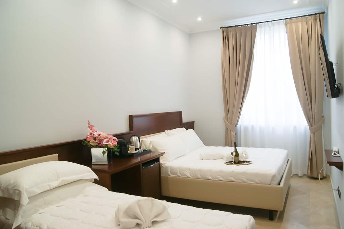Driepersoonskamer, uitzicht op stad | Luxe beddengoed, donzen dekbedden, pillowtop-bedden, een minibar