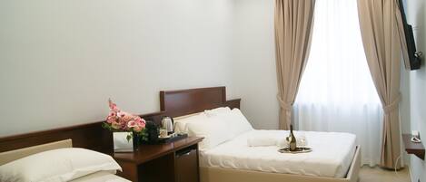 Quarto triplo, vista para a cidade | Roupas de cama premium, edredons de pluma, camas com colchões pillow-top